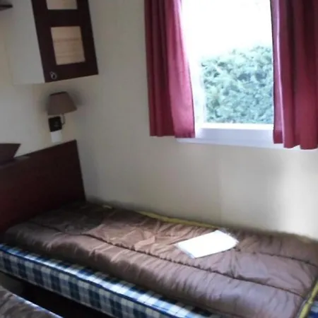 Kemp Mobil-home 6 Personnes Avec Terrasse A La Chapelle-devant-bruyeres - Api-1-52-1002